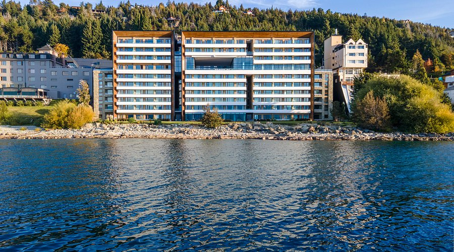 Radisson Blu Bariloche · fachada con vista al Nahuel Huapi